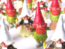 UpperDutch:,1 (ONE) Set of 2 Gnome figurines, Vincent van Gogh and Female in Dutch Costume. After a design by Rien Poortvliet, BRB gnomes.