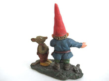 UpperDutch:,700111 'Al with Mouse' Gnome with shovel and mouse figurine. Part of the 2001 Classic Gnomes series. Designed by Rien Poortvliet.