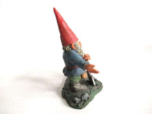 UpperDutch:,'Al with Mouse' Gnome with shovel and mouse figurine. Part of the 2001 Classic Gnomes series designed by Rien Poortvliet