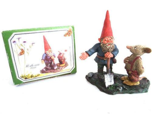UpperDutch:,'Al with Mouse' in original box. Gnome with shovel and mouse figurine. Part of the 2001 Classic Gnomes series. Designed by Rien Poortvliet.