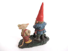 UpperDutch:,'Al with Mouse' in original box. Gnome with shovel and mouse figurine. Part of the 2001 Classic Gnomes series. Designed by Rien Poortvliet.