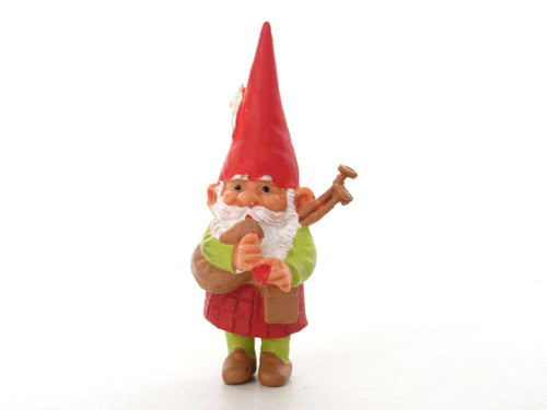 UpperDutch:,Bagpipe playing gnome, David the Gnome figurine with kilt, Rien Poortvliet, Pocket gnome miniature scottish gnome. BRB / Startoys