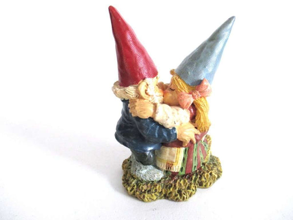 UpperDutch:Gnome,Dancing Gnome couple, kissing gnome couple. David the gnome after a design by Rien Poortvliet.