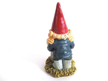 UpperDutch:Gnome,Dancing Gnome couple, kissing gnome couple. David the gnome after a design by Rien Poortvliet.