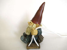 UpperDutch:Gnome,Garden gnome on Swing. Rien Poortvliet, David the Gnome.