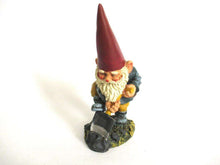 UpperDutch:Gnome,Garden Gnome with shovel after a design by Rien Poortvliet, David the Gnome.
