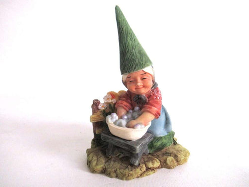 UpperDutch:,Gnome figurine doing the laundry.