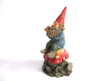 UpperDutch:Gnome,Gnome figurine 'Mo on Mushroom' after a design by Rien Poortvliet, Gnome on mushroom playing a flute. Classic Gnomes.