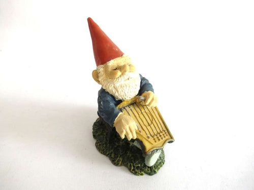 UpperDutch:Gnome,Gnome playing music after a design by Rien Poortvliet.