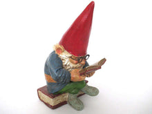 UpperDutch:Gnome,Gnome reading a book, David the Gnome, Design by Rien Poortvliet.