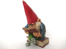 UpperDutch:Gnome,Gnome reading a book, David the Gnome, Design by Rien Poortvliet.