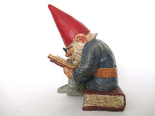 UpperDutch:Gnome,Gnome reading a book, David the Gnome, Design by Rien Poortvliet.