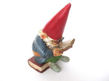 UpperDutch:Gnome,Gnome reading a book, David the Gnome, Design by Rien Poortvliet.