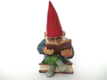 UpperDutch:Gnome,Gnome reading a book, David the Gnome, Design by Rien Poortvliet.