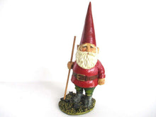 UpperDutch:Gnome,Gnome statue with broom after a design by Rien Poortvliet, David the Gnome.