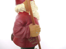 UpperDutch:Gnome,Gnome statue with broom after a design by Rien Poortvliet, David the Gnome.