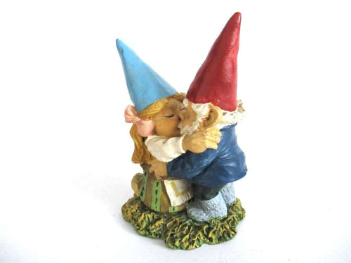 UpperDutch:Gnome,Kissing gnome couple. David the gnome after a design by Rien Poortvliet.