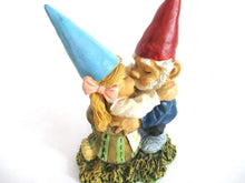 UpperDutch:Gnome,Kissing gnome couple. David the gnome after a design by Rien Poortvliet.