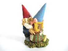 UpperDutch:Gnome,Kissing gnome couple. David the gnome after a design by Rien Poortvliet.