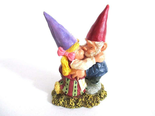 UpperDutch:Gnome,Kissing gnome couple. Gnome figure after a design by Rien Poortvliet.