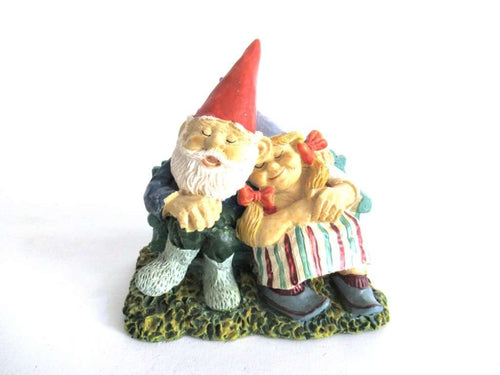 UpperDutch:Gnome,'Love Forever' Gnome Couple in love after a design by Rien Poortvliet