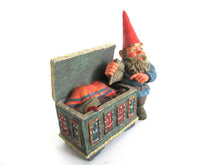 UpperDutch:Gnome,'Max' Classic Gnomes after a design by Rien Poortvliet, Gnome with chest.