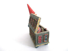 UpperDutch:Gnome,'Max' Classic Gnomes after a design by Rien Poortvliet, Gnome with chest.