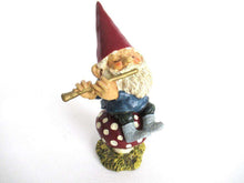 UpperDutch:Gnome,Rien Poortvliet Figurine, Klaus Wickl. Playing the flute on a mushroom, David the Gnome.