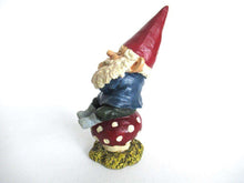 UpperDutch:Gnome,Rien Poortvliet Figurine, Klaus Wickl. Playing the flute on a mushroom, David the Gnome.