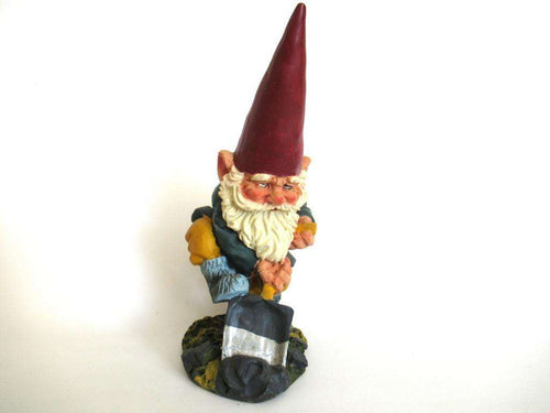 UpperDutch:Gnome,Rien Poortvliet Garden Gnome with shovel after a design by Rien Poortvliet, David the Gnome.