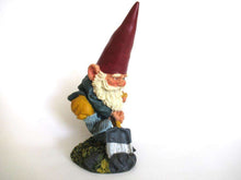 UpperDutch:Gnome,Rien Poortvliet Garden Gnome with shovel after a design by Rien Poortvliet, David the Gnome.