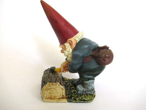 UpperDutch:Gnome,Rien Poortvliet Gnome with axe after a design by Rien Poortvliet, David the Gnome, Lumberjack.
