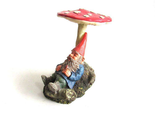 UpperDutch:,'Slumber Chief' a design by Rien Poortvliet. Gnome sleeping under a mushroom. Dutch Classic gnomes series. AAAAAAA International Co. Ltd.