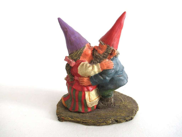 UpperDutch:Gnome,'Will and Ann' Dancing Gnome couple, kissing gnome couple. David the gnome after a design by Rien Poortvliet.