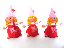 UpperDutch:Gnomes,1 (ONE) Gnome figurine, Gnome after a design by Rien Poortvliet, Brb Gnome ice skating, Lisa the Gnome.