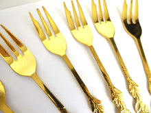UpperDutch:Home and Decor,Set of 6 Gold tone Forks with roses, Teaspoons. Vintage Cutlery. Fork, rose.