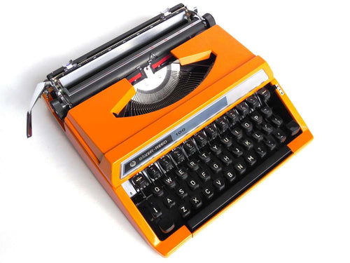 UpperDutch:Typewriter,1970's Orange typewriter, Silver-Reed SR 100 working typewriter made in 1977. Silver Seiko Co Japanese writing machine, QWERTY.