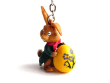 UpperDutch:Land of Magiful,1 Easter bunny key chain, Easter egg, rabbit figurine, keychain, 60s key chain. Large zipper pull charm / bag charm / Eater hare.