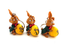 UpperDutch:Land of Magiful,1 Easter bunny key chain, Easter egg, rabbit figurine, keychain, 60s key chain. Large zipper pull charm / bag charm / Eater hare.