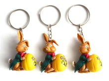 UpperDutch:Land of Magiful,1 Easter bunny key chain, Easter egg, rabbit figurine, keychain, 60s key chain. Large zipper pull charm / bag charm / Eater hare.
