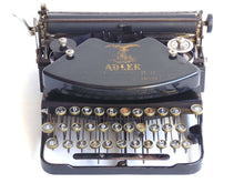UpperDutch:Typewriter,Working 1921 Typewriter Klein Adler with Black body QWERTZ keyboard. serial number 225877. Wooden case and key.