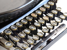 UpperDutch:Typewriter,Working 1921 Typewriter Klein Adler with Black body QWERTZ keyboard. serial number 225877. Wooden case and key.