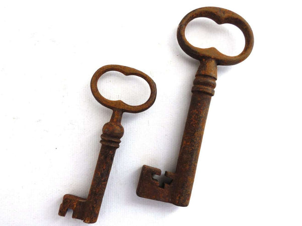 UpperDutch:Hooks and Hardware,Set of 2 Antique Skeleton Keys. Beautiful antique metal keys, skeleton keys,shabby, rusty, rustic.