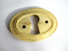 UpperDutch:Keyhole cover,Keyhole cover, plate, bone escutcheon, keyhole frame.